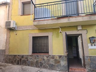 Maison jumelée à Casas de Millán. Casa unifamiliar de dos plantas en casas de millán