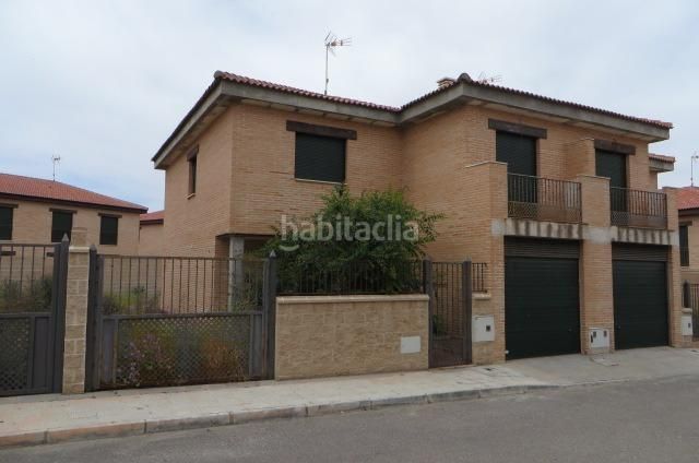 Foto 9900922c-0385-49be-8174-0e386adb9937. Casa amb aparcament a Mora