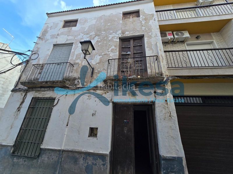 Foto aff19eb0-e8ef-4485-be1a-bfc930dbe3a0. Casa adossada a Loja