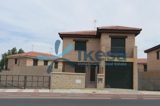 Casa a Mora. Venta de casa adosada en mora, toledo. activo inmobiliario sin p
