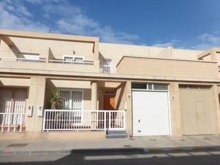 Reihenhaus in Balerma. Venta de adosado en la localidad de el ejido sin posesión