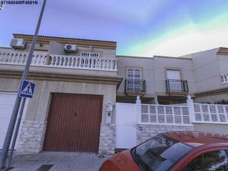 Maison jumelée à Huércal de Almería. Venta de adosado en la localidad de huercal de almería sin poses