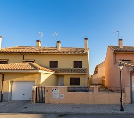 Reihenhaus in Numancia de la Sagra. Unifamiliar en venta en numancia de la sagra toledo. sin posesió