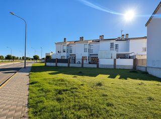 Casa adossada a Consolación. Casa adosada en venta en utrera  4 dormitorios, sótano y amplio