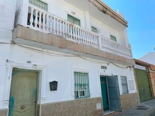 Casa adossada a Calle isaac albeniz 8. Piso en venta en villanueva del ariscal, sevilla