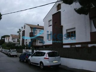 Casa adossada a Zona alta. Venta de casa adosada en arenys de mar, barcelona.