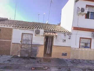 Casa a Amate. Venta sin posesión de casa en sevilla