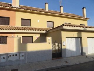 Reihenhaus in Numancia de la Sagra. Se vende casa adosada en la localidad de numancia de la sagra si