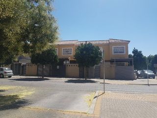 Maison jumelée à Palmete. Venta de casa en zona hacienda san antonio sevilla  activo en ve