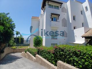 Aparcament cotxe a Las Lomas de Río Verde. Venta de garaje en marbella, málaga.