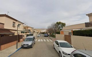 Casa aparellada a Gelves. Vivienda en gelves, sevilla. activo inmobiliario sin posesión, n