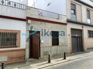 Casa adosada en Barrio del Nervión. Venta de casa adosada de planta baja en nervión  sevilla