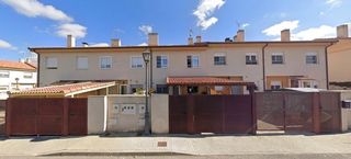 Maison jumelée à Hontanares de Eresma. Adosado en venta en hontanares de eresma. cesión de remate, no v