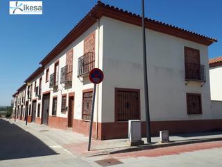 Casa adossada  Calle rochafria. Estupenda casa adosada de esquina a estrenar en pedro abad córdo