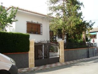 Chalet en La Zubia Ciudad. Venta de chalet sin posesión en la localidad de la zubia