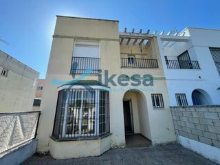 Maison jumelée à Gerena. Venta de casa adosada en urb. jardines de gerena  gerena sevilla