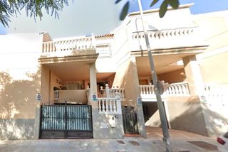 Casa adosada en Los Ángeles - Cruz de Caravaca. Venta de casa sin posesión en almería almería