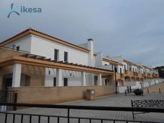 Maison jumelée à Isla Cristina. Venta de adosado en isla cristina, huelva. activo sin posesión