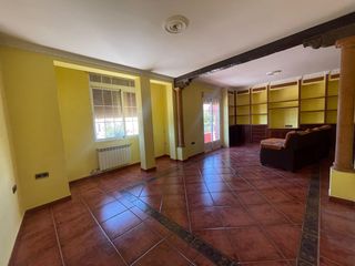 Local Comercial en Torredonjimeno. Venta de comercial  piso  local en avenida jaén torredonjimeno j