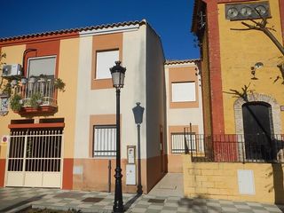 Maison jumelée à Hinojos. Venta de casa en hinojos, huelva. activo sin posesión  alquilado