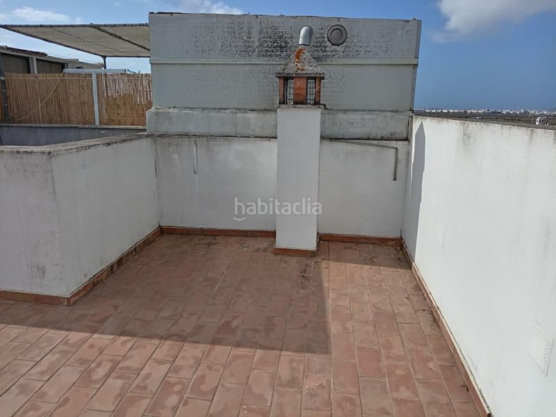 Foto a4802aa2-7e28-48f8-a59c-e5d13f4fe1c0. Casa adossada amb aparcament a Isla Cristina