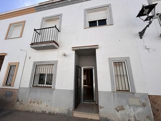 Maison jumelée à Hinojos. Vivienda unifamiliar adosada de dos plantas en hinojos, huelva