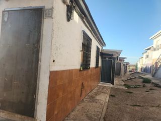Casa adossada a La Estación. Casa de 3 dormitorios con patio en badajoz