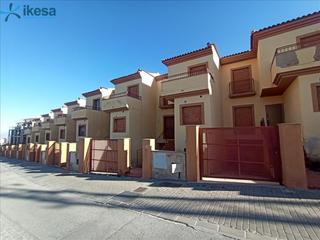 Casa adossada a Gójar. 8 casas adosadas y 1 apartamento wip en gójar  granada