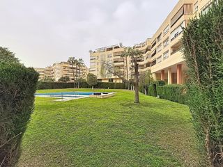 Rent Flat  Calle spengler. Gran piso semi-amueblado en zona carrefour alameda