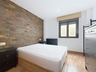 Miete Appartement  Alameda de capuchinos. Tu hogar cerca del centro con la comodidad de tener garaje