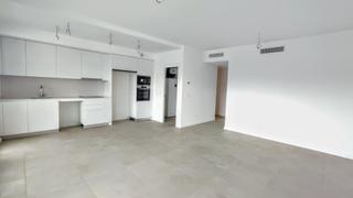 Piso en Los Álamos. Vivienda nueva de tres dormitorios con aparcamiento, a pocos met