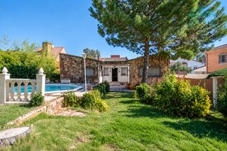 Chalet in Calle Río Sil