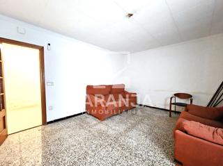 Piso en Trinitat Vella. Bajos a reformar
