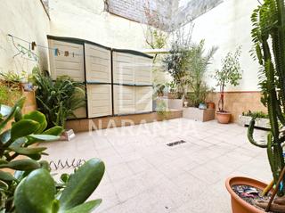 Appartement à Trinitat Vella. Espectacular bajos con patio de 4 habitaciones