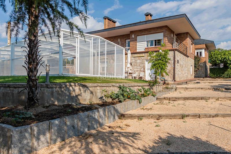 Foto b2af2641-9d65-403f-9321-bf459e6e21c8. Chalet la vivienda que estás buscando para tu familia! espectacular chalet independiente de 400 m2 con piscina sobre parcela de 1.000 m2 en Guadarrama