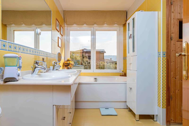 Foto c4ae9858-35c5-4816-9dfc-39ce8dab1c25. Chalet la vivienda que estás buscando para tu familia! espectacular chalet independiente de 400 m2 con piscina sobre parcela de 1.000 m2 en Guadarrama