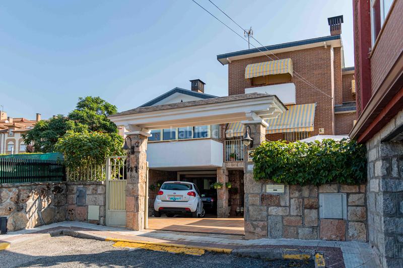 Foto b8527c72-bfc4-44fb-a202-d64f368bb4d3. Chalet mpresionante y acogedor chalet , con espectaculares vistas. amplia vivienda de 270m2 construidos en parcela de 450m en Moralzarzal