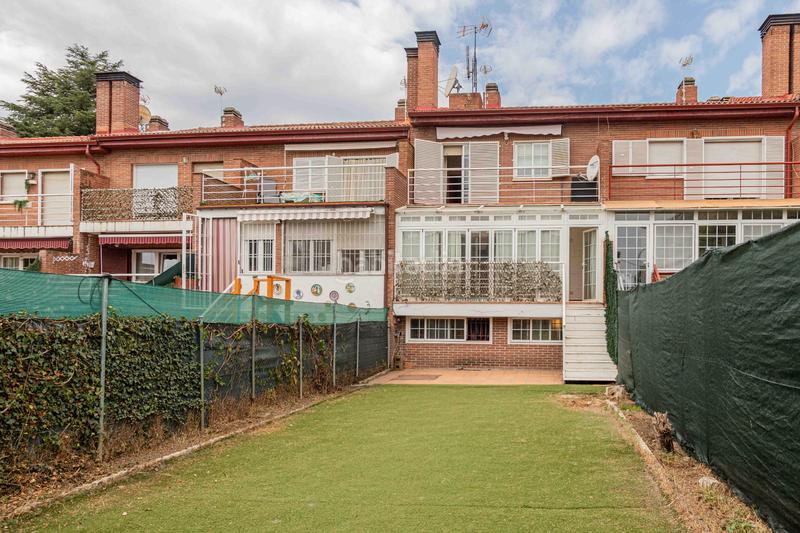 Foto 2a02f749-f762-45f5-981a-e2a119a6a0be. Casa adosada magnifico chalé adosado zona centro de 230m² construidos alfa home pone a la venta en exclusiva este magnífico y coque en Cerceda