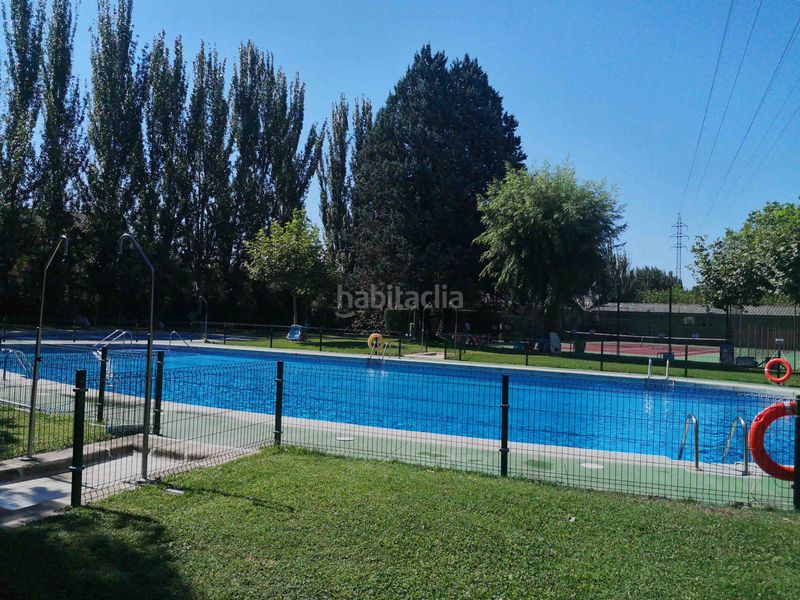 Foto 5d9b6a9d-eca2-449e-99a2-a58010d3a938. Pis amb xemeneia calefacció piscina a Parque de la Coruña-Las Suertes Collado Villalba