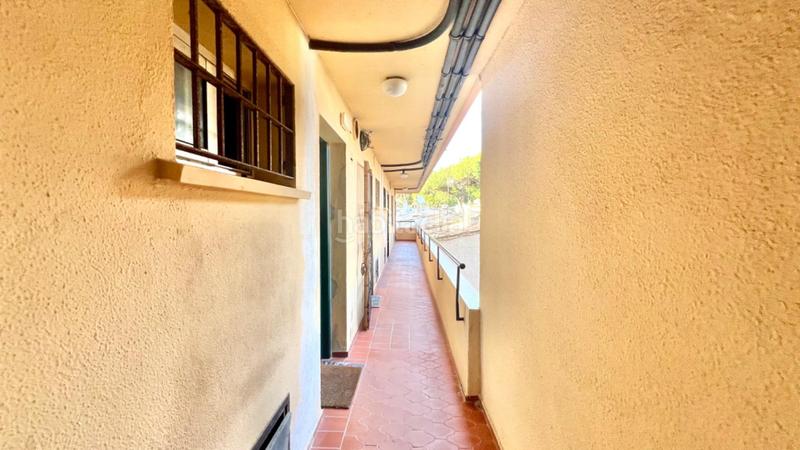 Foto 8ff03f9d-11e5-48fa-95d4-7cc0d31b4e98. Apartamento piso segunda línea de playa, con piscina ideal inversores en Mijas