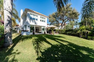 Casa en Calahonda. Venta  chalet con jardin y piscina en calahondamijas