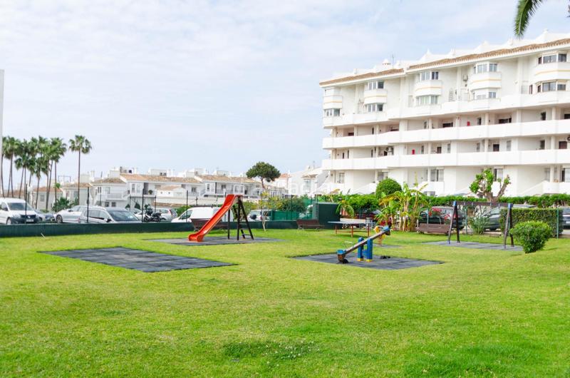 Foto 0008a75b-59b2-4390-bb51-25072fa0b7be. Edificio fantástico complejo de apartamentos turísticos en primera línea de playa en Mijas