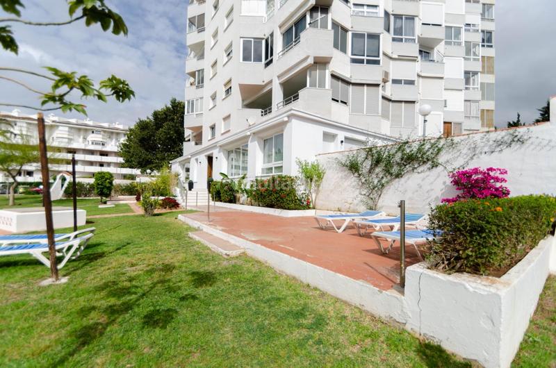 Foto 76882176-d70c-4b9e-9451-4b9d885d2bb4. Edificio fantástico complejo de apartamentos turísticos en primera línea de playa en Mijas