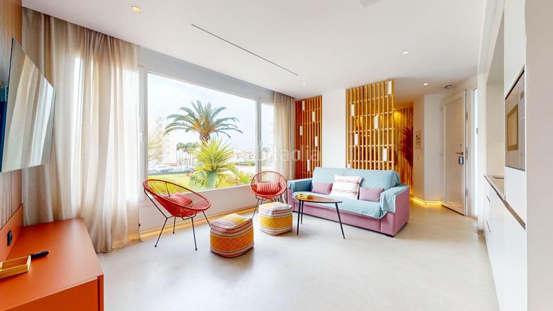 Foto 84d365f9-afca-4f30-b9df-70ca804aba16. Edificio fantástico complejo de apartamentos turísticos en primera línea de playa en Mijas
