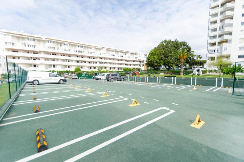 Foto 8551e0ab-60ff-4395-a1b0-d0bd31b5e19b. Edificio fantástico complejo de apartamentos turísticos en primera línea de playa en Mijas