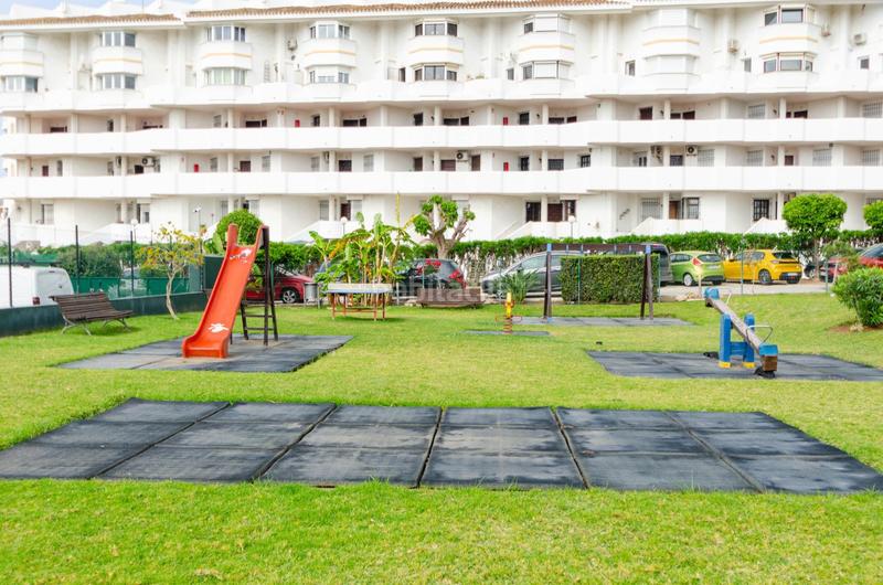Foto b0ef24ee-a693-40a7-8bff-c69dd7d1ac05. Edificio fantástico complejo de apartamentos turísticos en primera línea de playa en Mijas