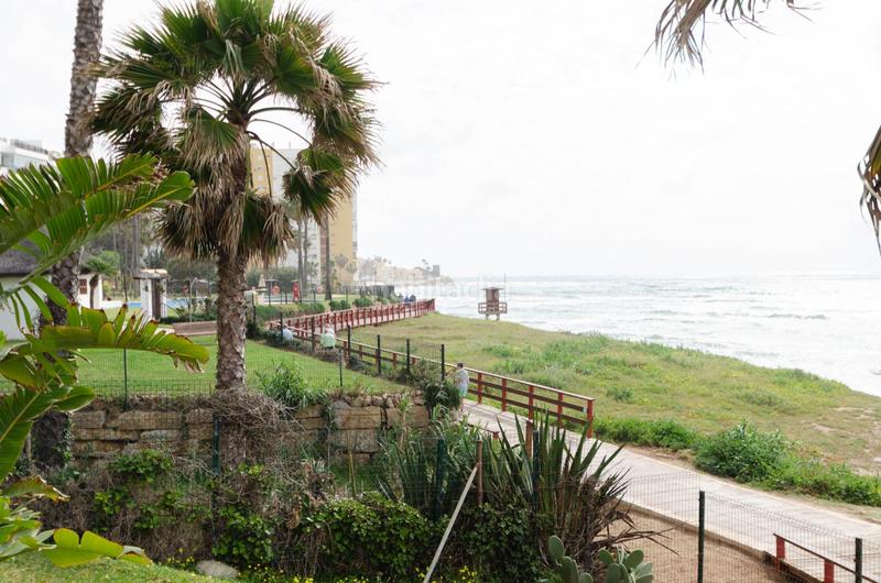 Foto bf2a0b68-b976-4d62-9c0e-94398326ee3b. Edificio fantástico complejo de apartamentos turísticos en primera línea de playa en Mijas