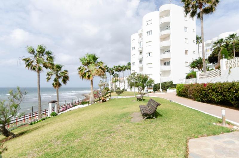 Foto f141673a-accf-4551-a5d2-d4af148412bb. Edificio fantástico complejo de apartamentos turísticos en primera línea de playa en Mijas