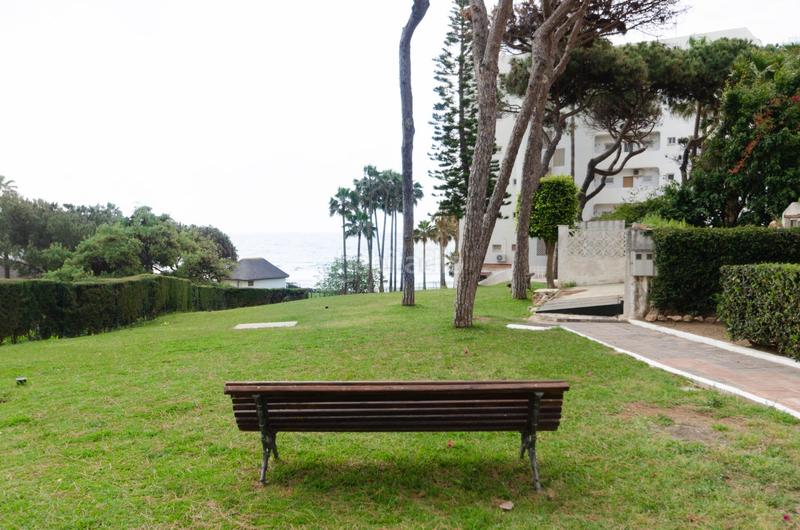 Foto ff231fd4-e47f-4a9e-904e-359d595535fc. Edificio fantástico complejo de apartamentos turísticos en primera línea de playa en Mijas
