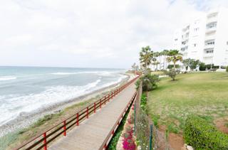 Edifici a Calahonda. Fantástico complejo de apartamentos turísticos en primera línea